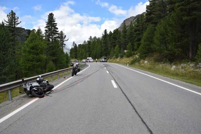 Pontresina GR - Motorrad kollidiert mit Auto