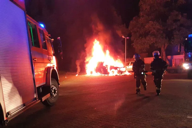 Essen - Pkw brennt auf Parkplatz