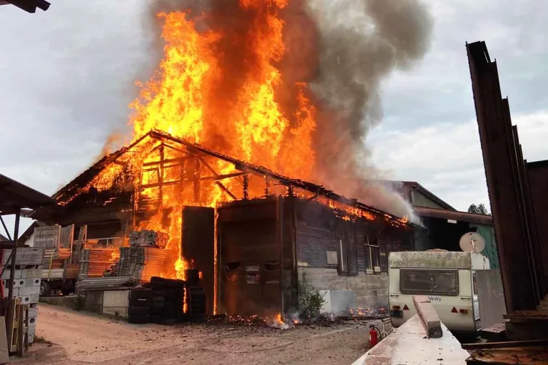 Grossbrand in Hallwil AG - Feuer zerstört Autowerkstatt samt Fahrzeugen