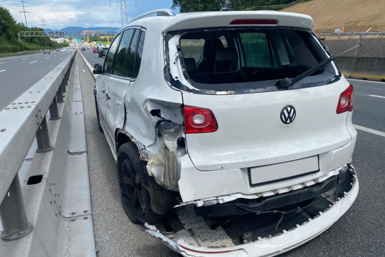 A4 Lindencham ZG – Lenker prallt bei Selbstunfall in Leitplanke