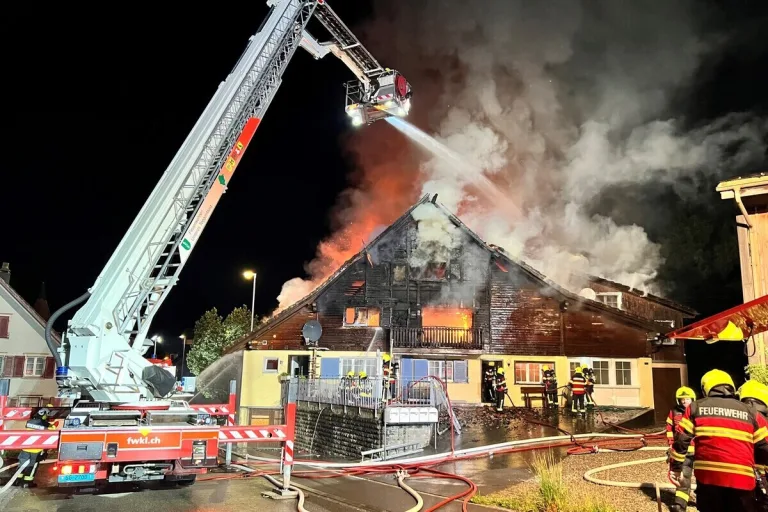 Dietschwil SG - Bewohner nach Brand in einem Mehrfamilienhaus vermisst