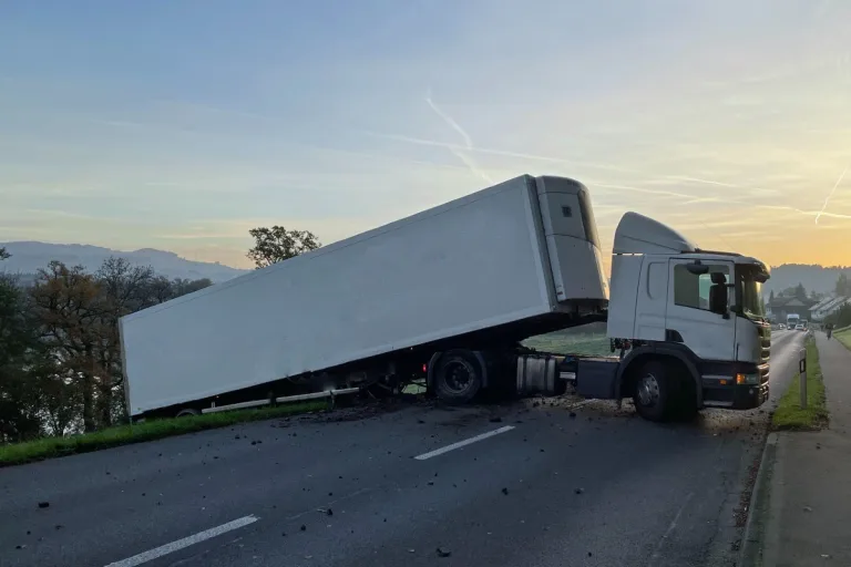 Mauensee LU - Sattelmotorfahrzeug blockiert nach Unfall Strasse - Kantonsstrasse drei Stunden gesperrt