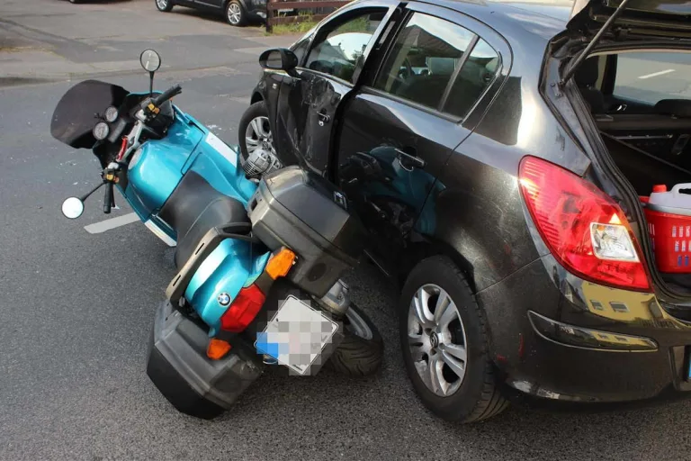 Bergisch Gladbach – Zusammenstoß zwischen Pkw und Motorrad