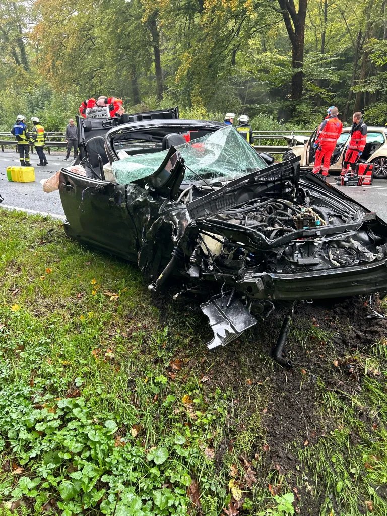 Lübbecke – Drei Verletzte bei schwerem Unfall im Gegenverkehr