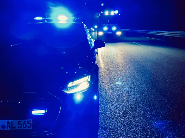 A57 Alpen – Pkw in Vollbrand – Autobahn gesperrt