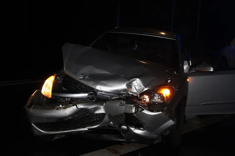 Bergisch Gladbach NW – Fahrer bei Kreuzungsunfall schwer verletzt
