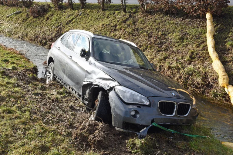 Langnau LU – BMW landet bei Unfall in Bach