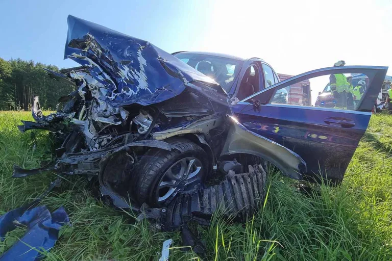 Berndorf - Überschlag nach Frontalcrash