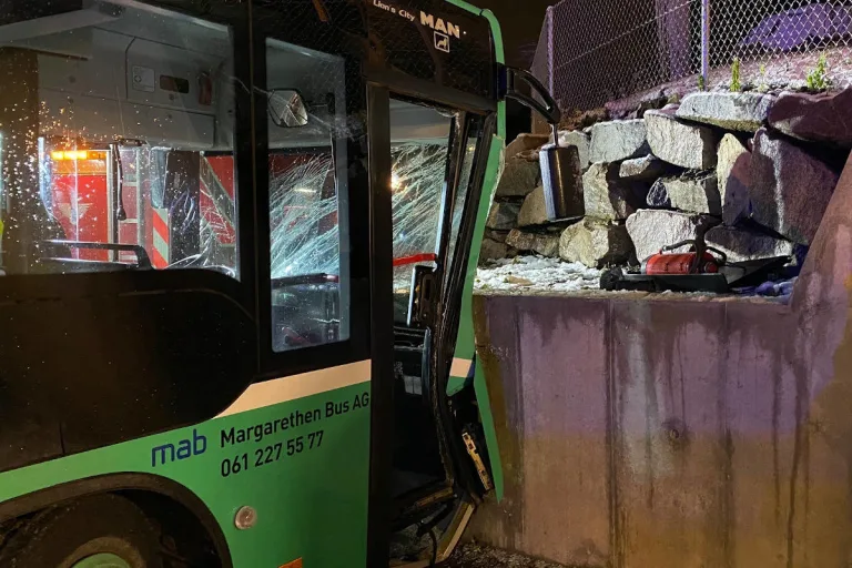 Bettingen BS – Bus mit einer Wand kollidiert