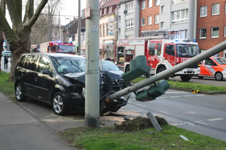 Alt-Hamborn – Gegen Ampel gefahren und in Bahnhaltestelle gelandet - Trümmerfeld nach Unfall
