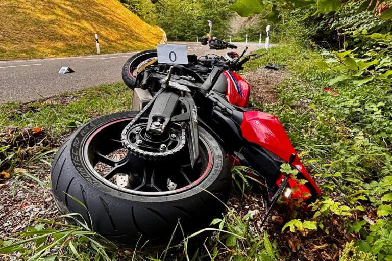 Steg im Tösstal ZH – Zwei Töfffahrer bei Unfall verletzt