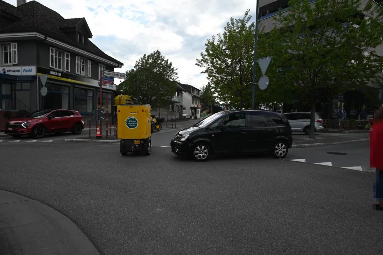 Heerbrugg SG - Kleinmotorrad mit Auto kollidiert