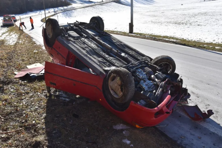 Masein GR - Auto überschlägt sich nach Unfall