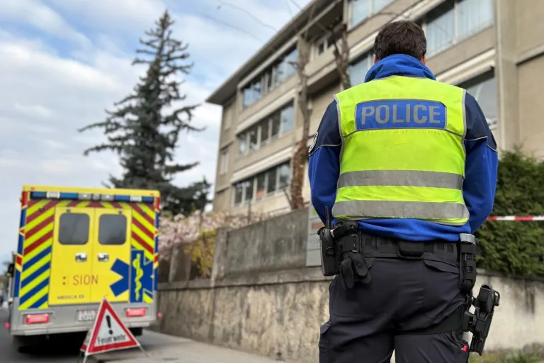 Sitten VS – Mann droht sich anzuzünden