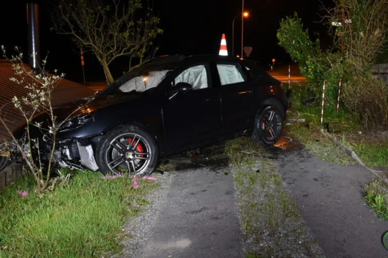 Meierskappel LU - Betrunkener 21-Jähriger baut im Porsche einen Selbstunfall - 130'000 Franken Sachschaden