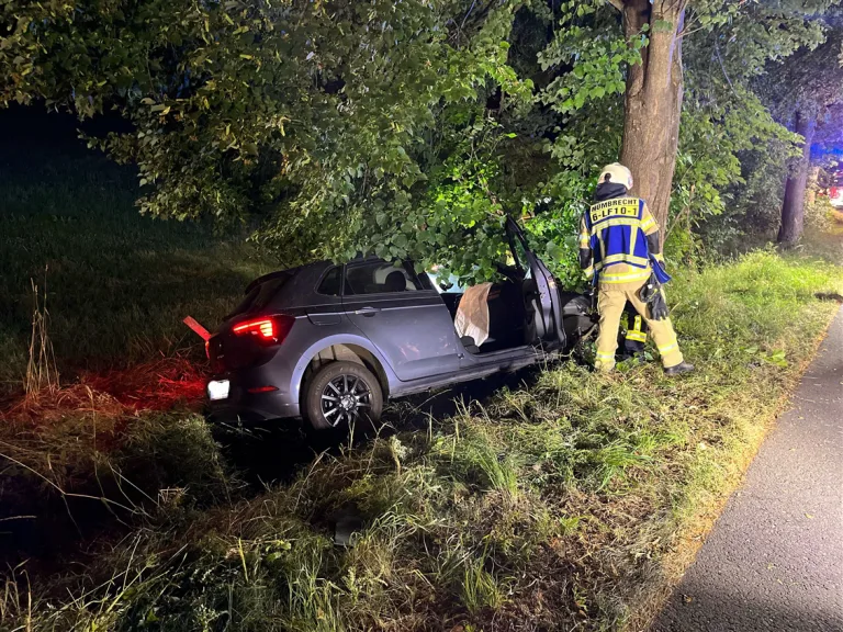 Nümbrecht – 18-Jähriger prallt mit Auto gegen Baum
