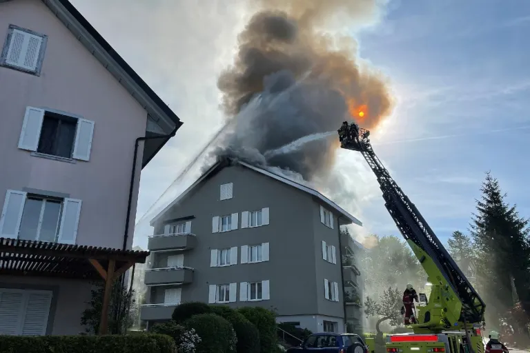 Aeugst am Albis ZH - Dachstock in Mehrfamilienhaus brennt