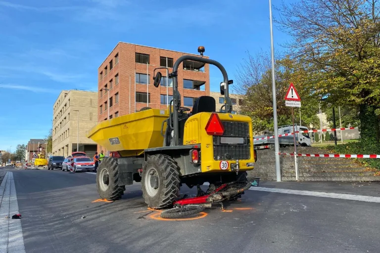Unfall in Hünenberg ZG - E-Bike-Fahrerin gerät unter Baustellenfahrzeug