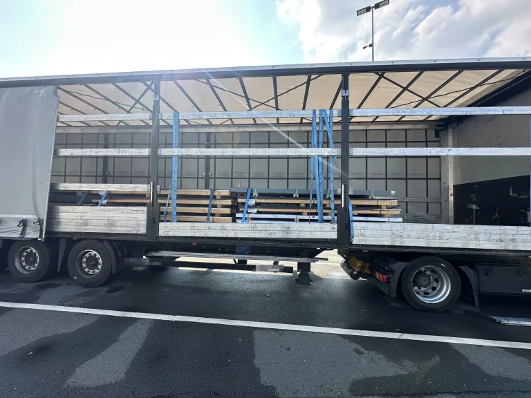 Hagen – Polizei stoppt Lkw wegen mangelhaft gesicherter Ladung