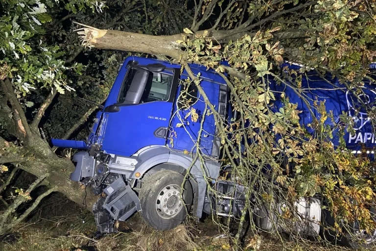 Morbach - Sattelschlepper prallt heftig gegen Baum 