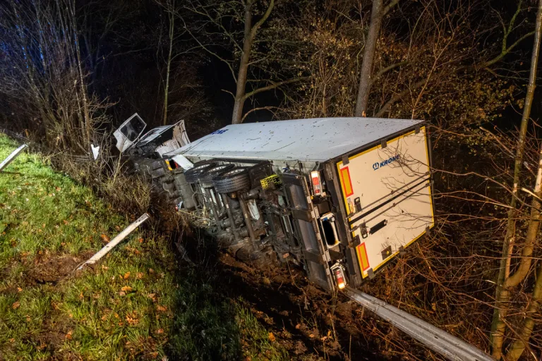 Porta Westfalica NW – Lkw durchbricht Leitplanke und stürzt Böschung hinab