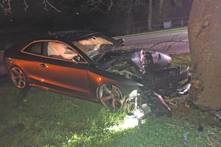 Heftiger Unfall in Amriswil TG – Frontal mit Baum kollidiert