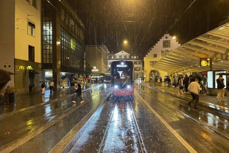 Stadt St. Gallen – Jugendliche rennen in fahrende Strassenbahn