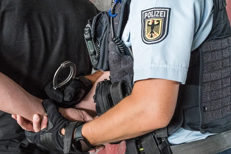 Hauptbahnhof Bremen – Mann läuft mit erigiertem und entblößtem Geschlechtsteil durch die Menschenmenge