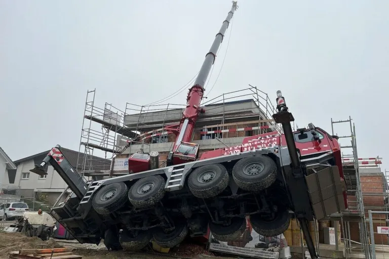 Wahlen bei Laufen BL - Pneukran auf einer Baustelle umgekippt
