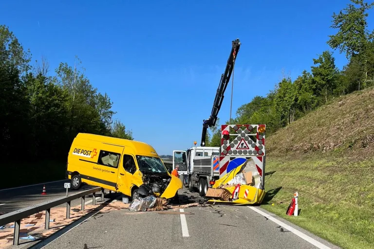Chaos auf der A52 bei Grüningen ZH – Auffahrunfall führt zu massiver Verkehrsbehinderung