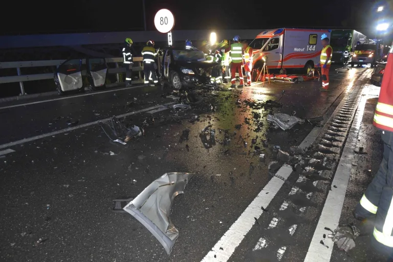 Heftiger Unfall auf der Autostrasse A13 in Domat/Ems GR