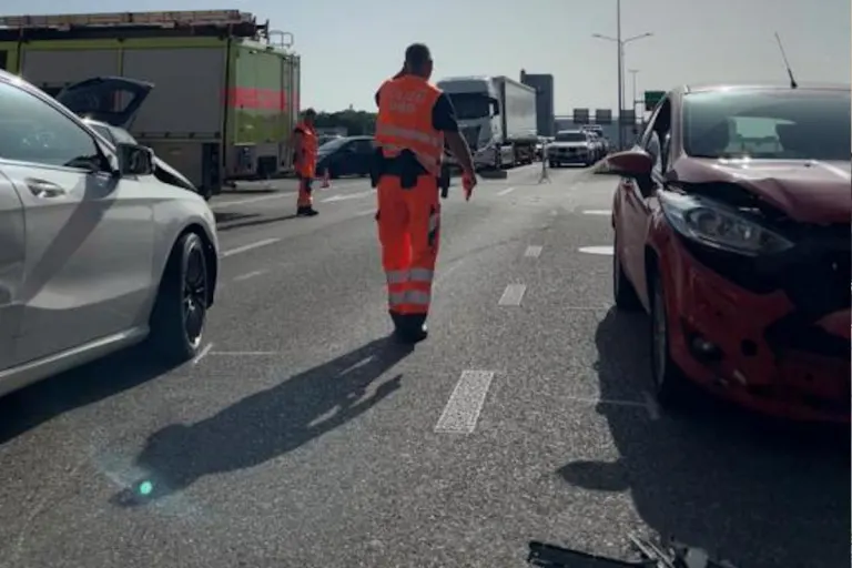 Unfall beim Flughafen in Kloten ZH – Drei Autos kollidieren im Feierabendverkehr