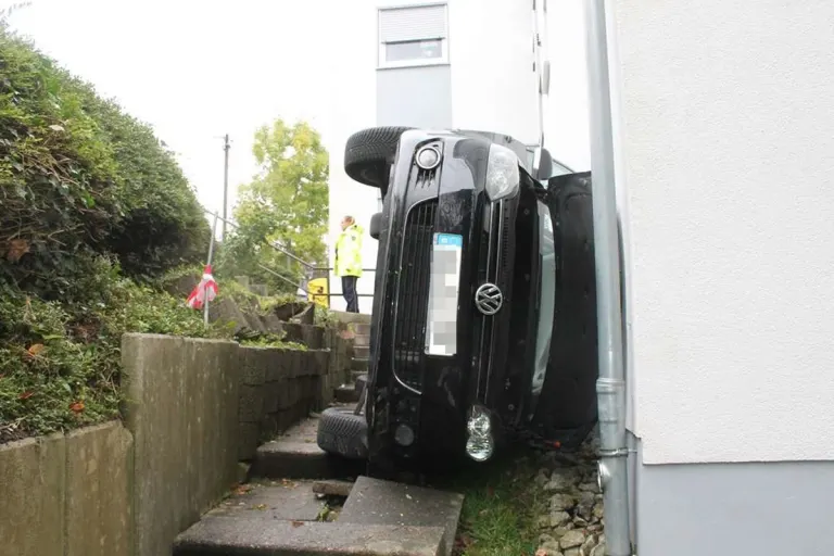 Freudenberg NW – VW Golf stürzt über Mauer