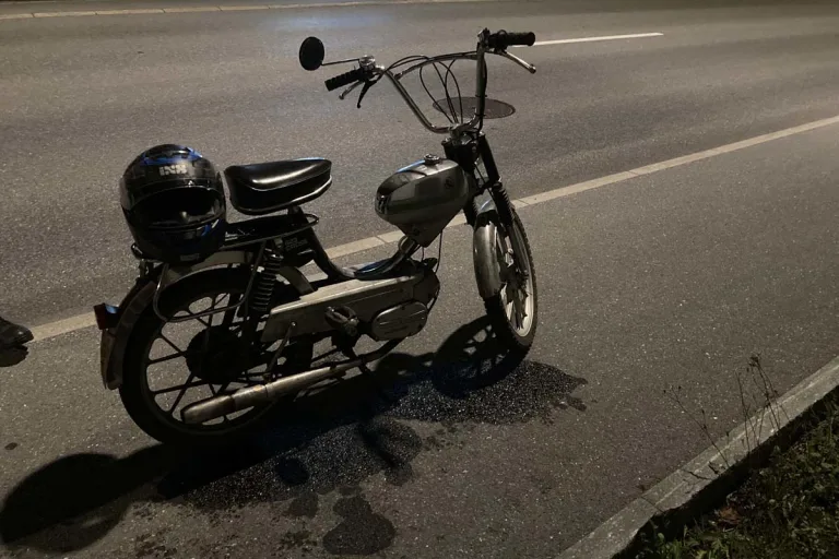 Glarus - Töfflifahrer baut Unfall