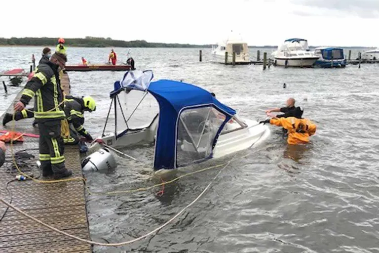 Bad Kleinen - Leckgeschlagenes Sportboot geborgen