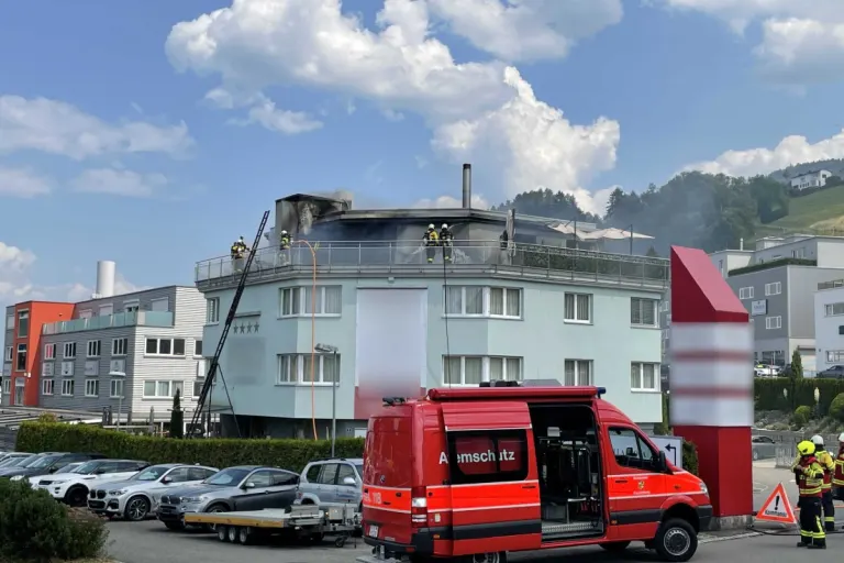 Feusisberg SZ - Feuer bricht in Dachwohnung aus
