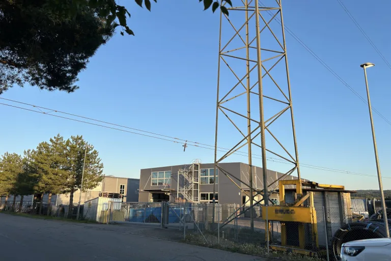 Kleindöttingen AG – Stromleitung stürzt auf Industriegebäude