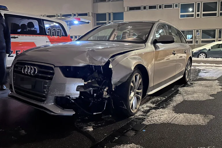 St.Gallen – Verkehrsteiler bei Unfall aus der Verankerung gerissen und gegen Auto geschleudert
