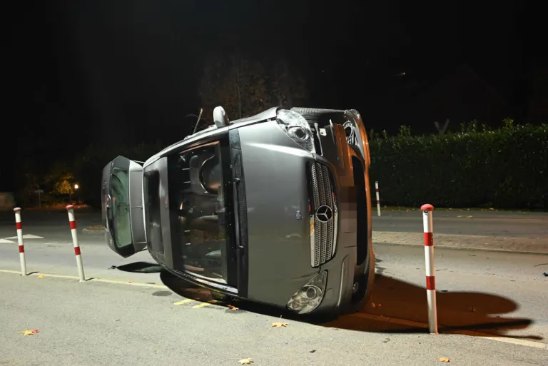 Sargans SG – Fahrunfähig mit Mercedes  gegen Baum gekracht