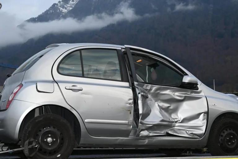 Schänis SG – Unfall zwischen Auto und Lieferwagen