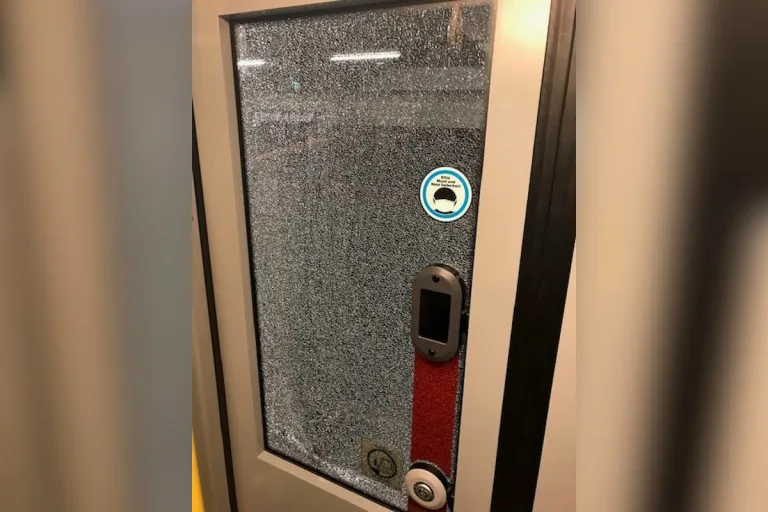 Wien – Unbekannter beschädigte Türscheiben eines U-Bahnwaggons