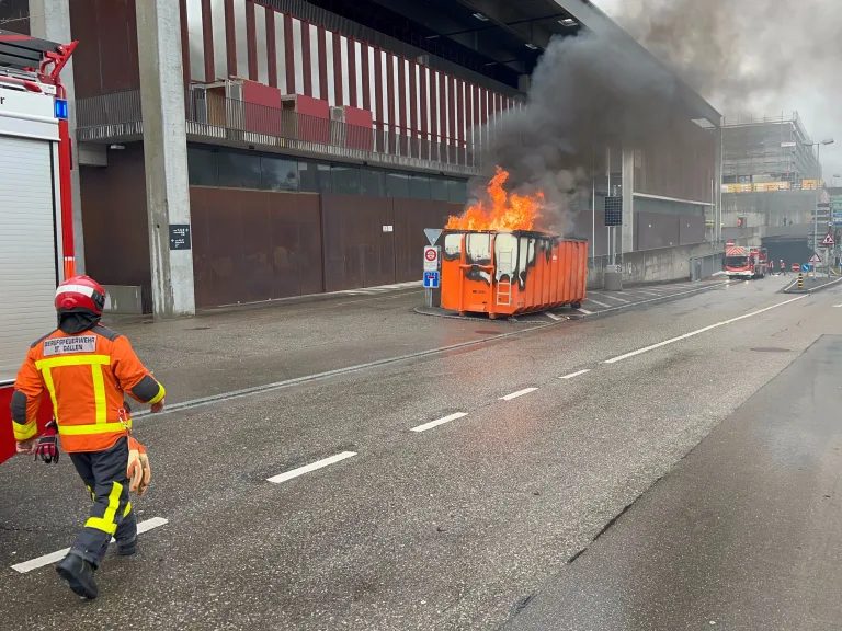 Stadt St. Gallen  – Mulde gerät in Brand