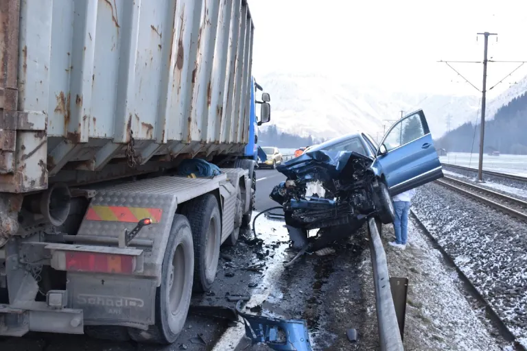 Grüsch GR - Heftige Kollision zwischen Lastwagen und Personenwagen