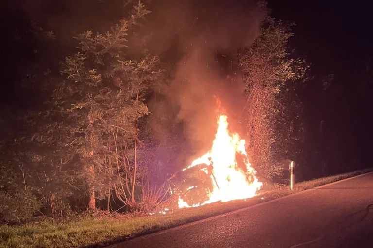 Merenschwand AG - VW Passat nach Unfall in Brand geraten