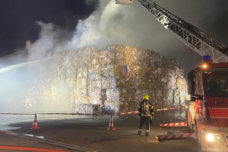 Weinfelden TG - Brand von Altkarton-Ballen