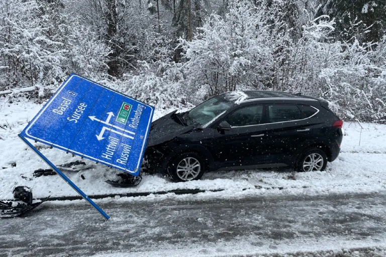 Kanton Luzern - Mehrere Verkehrsunfälle auf schneebedeckten Strassen