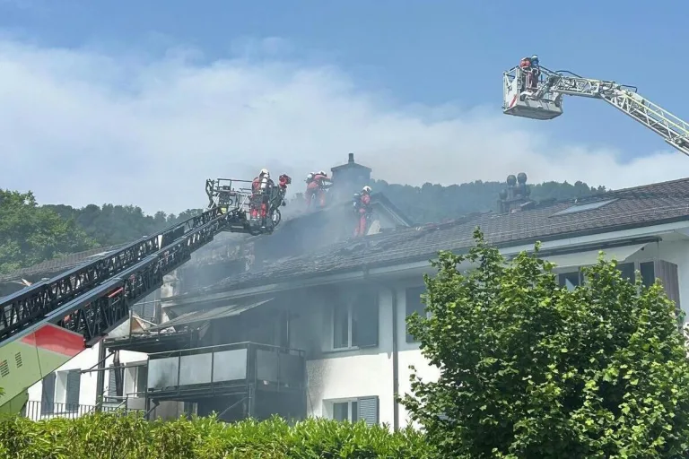 Adliswil ZH – Feuer beschädigt mehrere Wohnungen