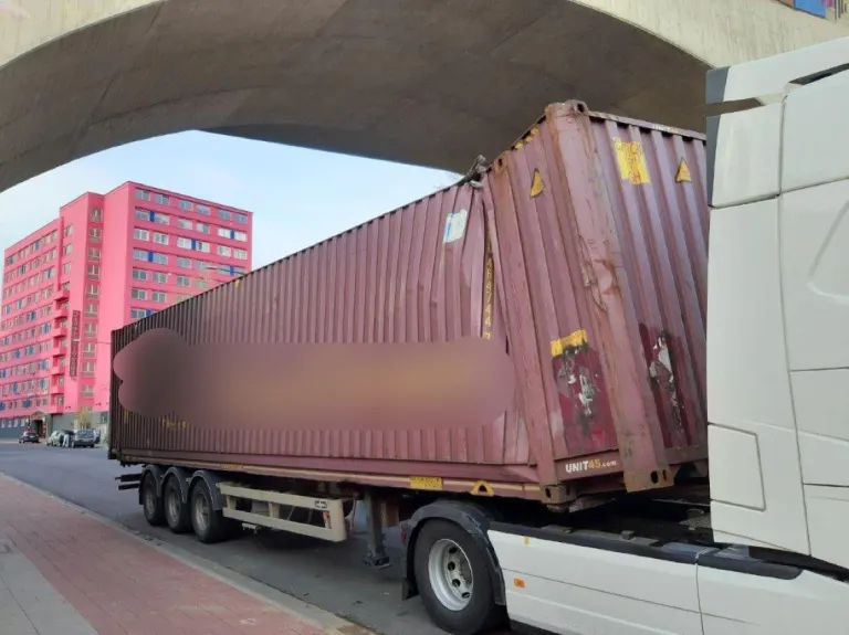 Köln – LKW fährt gegen Bahnbrücke - Bundespolizei veranlasst Brücken -und Bahnstreckensperrung