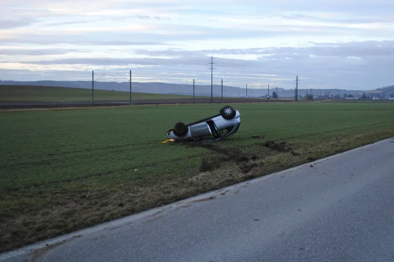Wilchingen SH – Auto überschlägt sich und landet im Acker