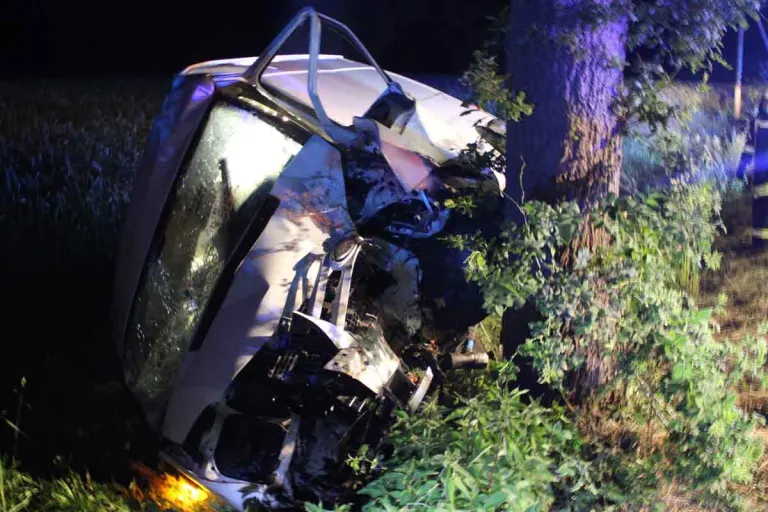 Stemwede - Ford kracht frontal gegen Baum - Junger Fahrer gestorben
